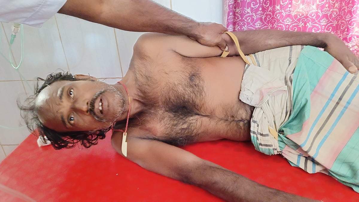 সাপুড়ে হুজু মিয়াকে চিকিৎসা দেওয়া হচ্ছে। আজ শনিবার দুপুরে টাঙ্গাইলের সখীপুর উপজেলা স্বাস্থ্য কমপ্লেক্সে