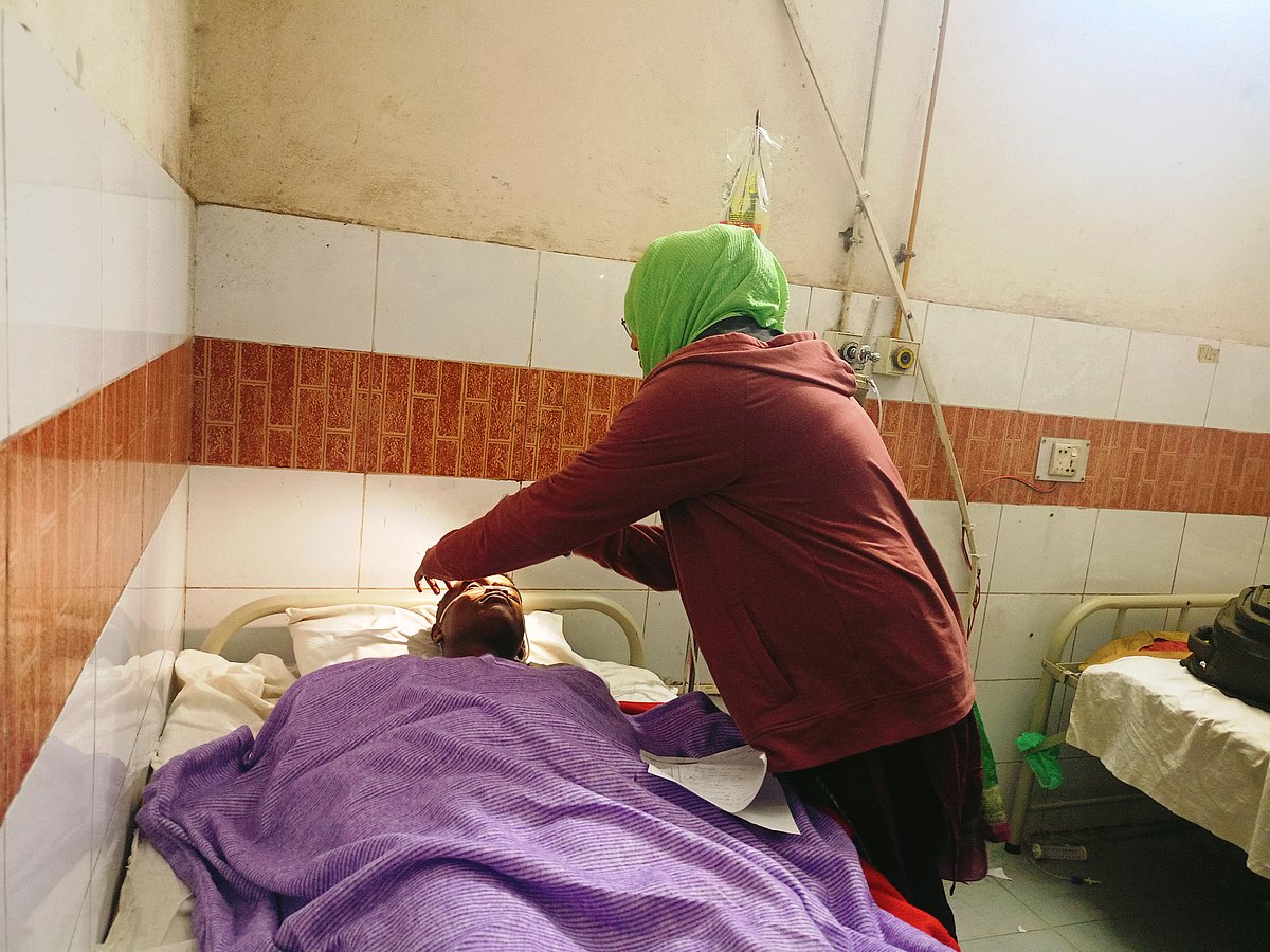 চুয়াডাঙ্গা  সদর হাসপাতালের জরুরি বিভাগে  চিকিৎসা দেওয়া হচ্ছে শরিফুল ইসলামকে। আজ শনিবার বিকেলে