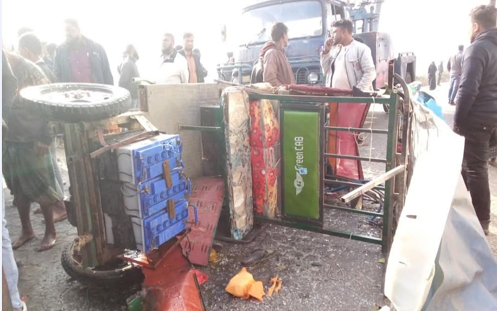 হবিগঞ্জের মাধবপুরে ইজিবাইকে পেছন ধাক্কা দেয় ট্রাক। এতে ইজিবাইকটি দুমড়ে মুচড়ে যায়। আজ শনিবার সকালে