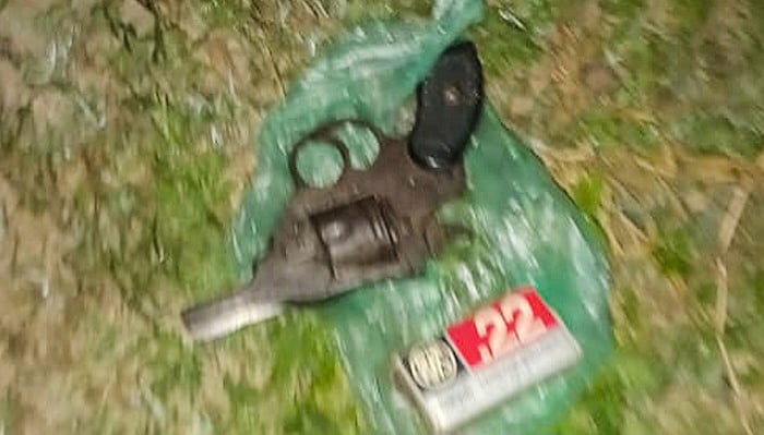 রাজশাহীতে পদ্মা নদীর ভাঙ্গাপাড়া ঘাট এলাকায় পরিত্যক্ত অবস্থায় রিভলবার ও গুলি পড়েছিল। গতকাল শনিবার রাতে