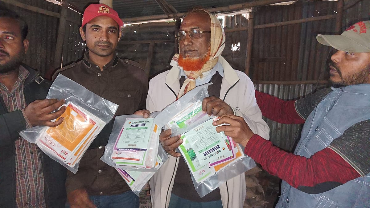 চিলমারীতে সরকারি সার ও বীজ বিক্রির সময় উপসহকারী কৃষি কর্মকর্তাকে আটক করেন স্থানীয় লোকজন। পরে ওই সার-বীজ জব্দ করা হয়। রোববার দুপুরে উপজেলার জোড়গাছ বাজারে