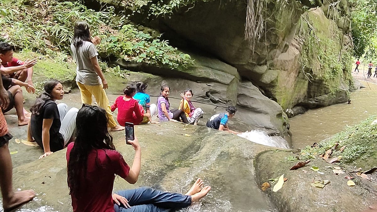বড় কুম্বের সৌন্দর্যের টানে দূর–দূরান্ত থেকে দর্শণার্থীরা ছুটে আসেন। সম্প্রতি খাগড়াছড়ির মাটিরাঙ্গার বড় ত্রিপুরাপাড়া এলাকায়