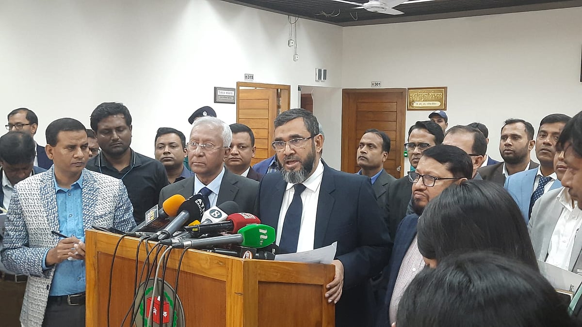 নির্বাচন কমিশনের বৈঠক শেষে সাংবাদিকদের সঙ্গে কথা বলেন নির্বাচন কমিশনার আবুল ফজল মো. সানাউল্লাহ। আজ রোববার রাজধানীর আগারগাঁওয়ে