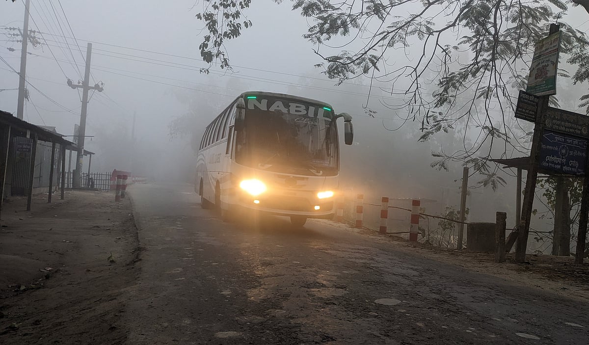 ঘন কুয়াশার কারণে হেডলাইট জ্বালিয়ে চলাচল করছে দূরপাল্লার একটি বাস। আজ রোববার সকাল সাড়ে আটটায় কুড়িগ্রাম সদর উপজেলার বেলগাছা ইউনিয়নের যোগাযোগের মোড় এলাকায়