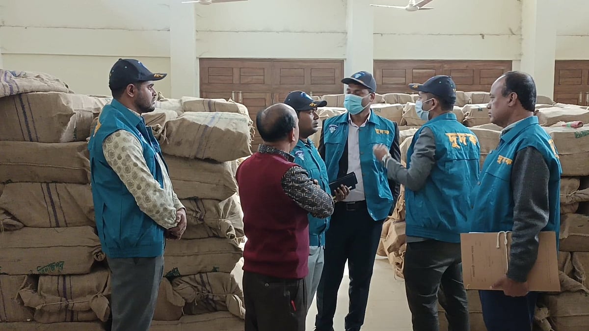 ঘুষ লেনদেনের অভিযোগের তদন্তে দিনাজপুর শিক্ষা বোর্ডে দুদকের অভিযান। আজ রোববার দুপুরে