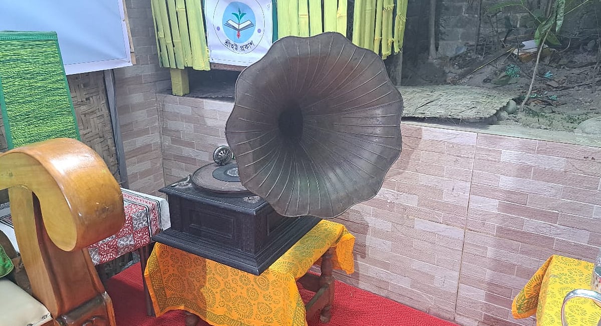 মাসব্যাপী বইমেলা ও ঐতিহ্যবাহী জিনিসপত্রের প্রদর্শনী। সিলেট নগরের দাড়িয়াপাড়া এলাকায়