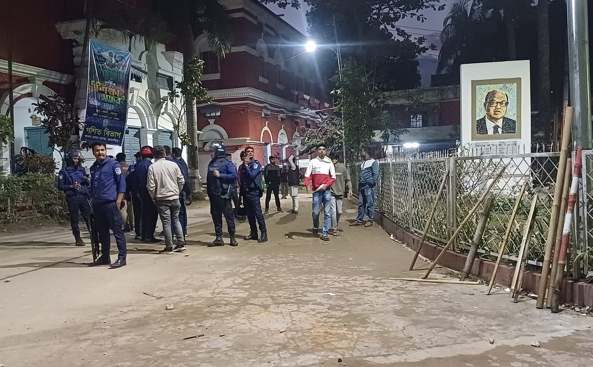 আনন্দ মোহন কলেজে ছাত্রদল ও বৈষম্যবিরোধী ছাত্র আন্দোলনের সমন্বয়কদের সঙ্গে হলে অবস্থান করা শিক্ষার্থীদের মধ্যে পাল্টাপাল্টি ধাওয়ার সময় পুলিশ এসে পরিস্থিতি নিয়ন্ত্রণে আনে। আজ রোববার সন্ধ্যায়