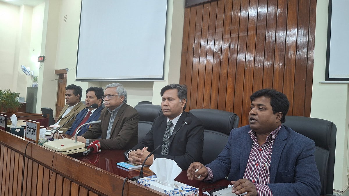 রাজশাহী বিশ্ববিদ্যালয়ে সিনেট ভবনে সংবাদ সম্মেলনে উপাচার্য সালেহ্ হাসান (নকীব) বক্তব্য দেন। আজ রোববার দুপুরে