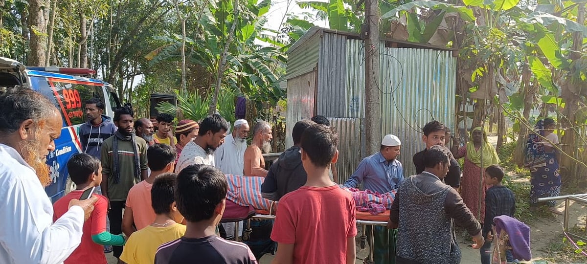 জিন্নাতের লাশ বাড়িতে আনলে স্বজনসহ এলাকাবাসী ভিড় করেন। রোববার দুপুরে ফরিদপুর সদরের গেরদা ইউনিয়নের কাফুরা গ্রামে