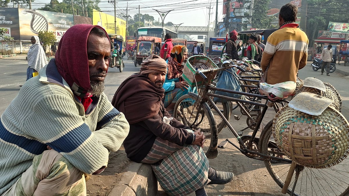 ছবি: রাজশাহীতে কাজের অপেক্ষায় শ্রমজীবী মানুষেরা। আজ রোববার সকালে নগরের তালাইমারী মোড়ে