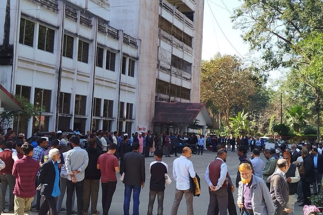 পোষ্য কোটা বহালের দাবিতে দ্বিতীয় দিনের মতো মানববন্ধন করেন চট্টগ্রাম বিশ্ববিদ্যালয়ের কর্মকর্তা-কর্মচারীরা। আজ দুপুরে প্রশাসনিক ভবনের সামনে