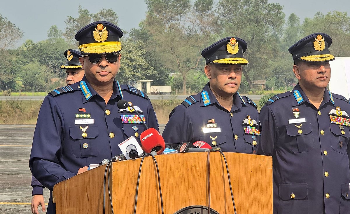 বগুড়া বিমানবন্দরে বাণিজ্যিকভাবে উড়োজাহাজ চালুর সম্ভাব্যতা যাচাইয়ে রোববার পরিদর্শন করেন বিমানবাহিনীর প্রধান এয়ার চিফ মার্শাল হাসান মাহমুদ খানসহ বাহিনীর ঊর্ধ্বতন কর্মকর্তারা