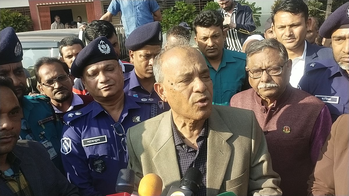 কৃষিজ যন্ত্রপাতি হস্তান্তর অনুষ্ঠানে কথা বলছেন কৃষি ও স্বরাষ্ট্র মন্ত্রণালয়ে উপদেষ্টা লেফটেন্যান্ট জেনারেল  (অব.) মো. জাহাঙ্গীর আলম চৌধুরী। আজ রোববার মুন্সিগঞ্জের সিরাজদিখানের কুসুমপুর জাগরণী সংসদ খেলার মাঠে