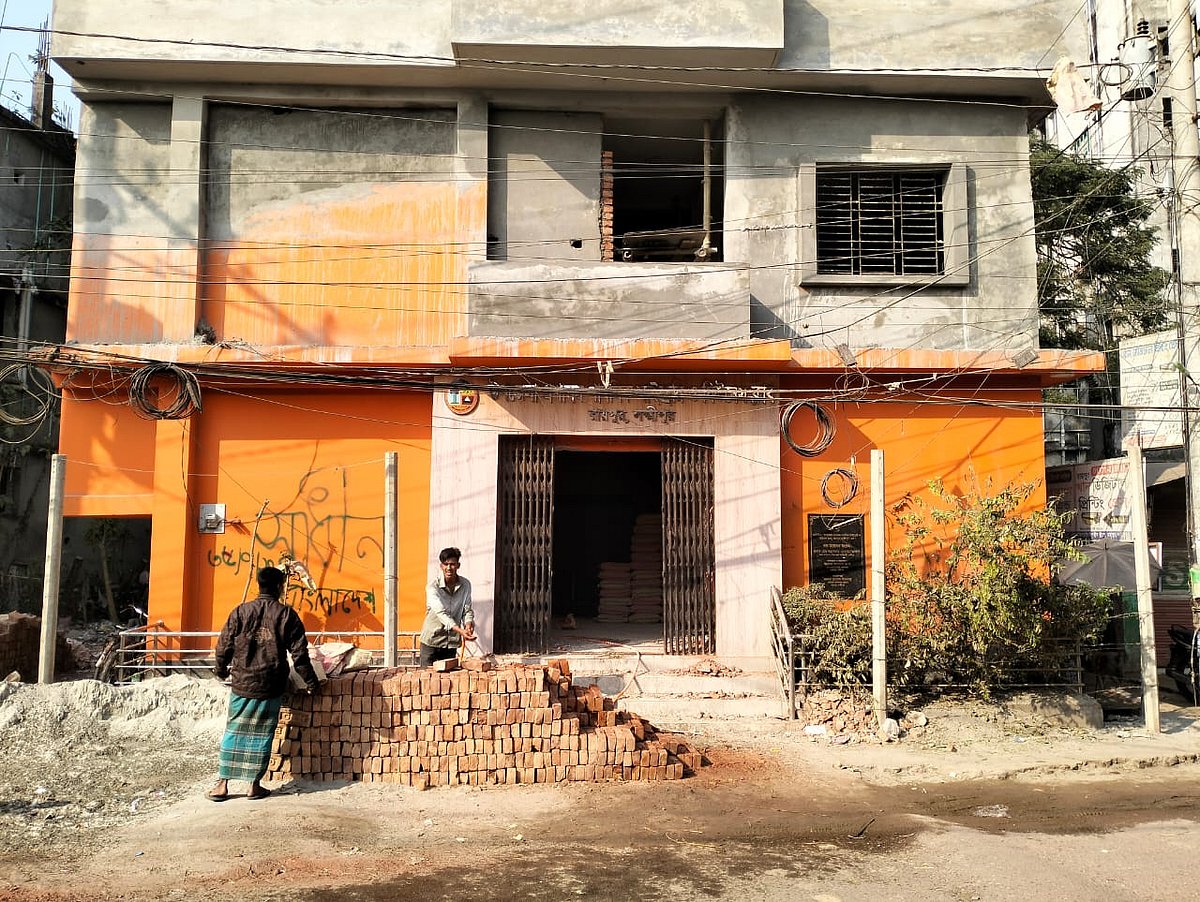 পাঠাগার ভবনটি একতলা থেকে সরিয়ে নির্মাণাধীন দ্বিতীয় তলায় স্থানান্তরিত হবে। তবে পাঠাগার ভবনে বাণিজ্যিক প্রতিষ্ঠান চালুর সমালোচনা করেছেন পাঠক ও নাগরিকেরা। গতকাল সকালে লক্ষ্মীপুরের রায়পুর শহরের উপজেলা পরিষদ সড়কে