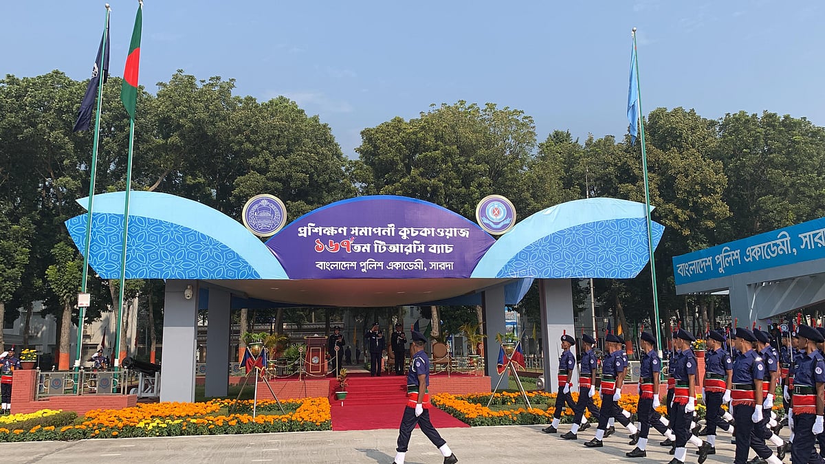বাংলাদেশ পুলিশ একাডেমিতে কনস্টেবলদের প্রশিক্ষণ সমাপনী কুচকাওয়াজ। আজ রোববার সকালে রাজশাহীর সারদায়