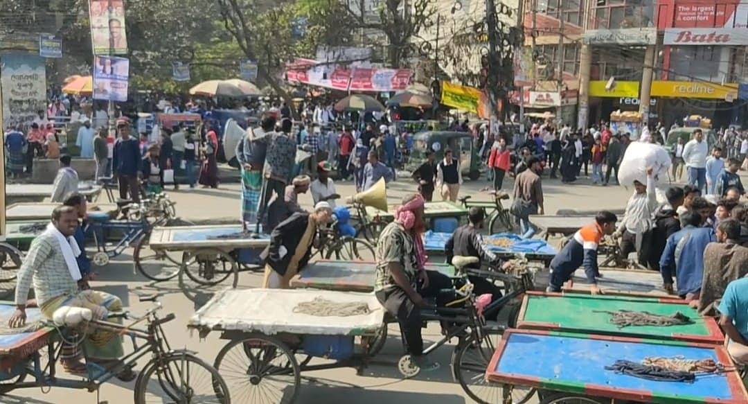 নারায়ণগঞ্জে পুলিশের বিরুদ্ধে চাঁদাবাজির অভিযোগ তুলে সড়কে ভ্যান রেখে চালকদের বিক্ষোভ। রোববার সকালে নগরের চাষাঢ়া গোল চত্বর এলাকায়