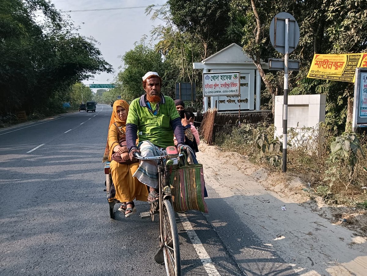 বাস চলাচল বন্ধ থাকায় ভ্যানে করে যাচ্ছেন যাত্রীরা। আজ রোববার বেলা ৩টার দিকে রাজবাড়ীর শেষ সীমানা পাংশার শিয়ালডাঙ্গী এলাকায়