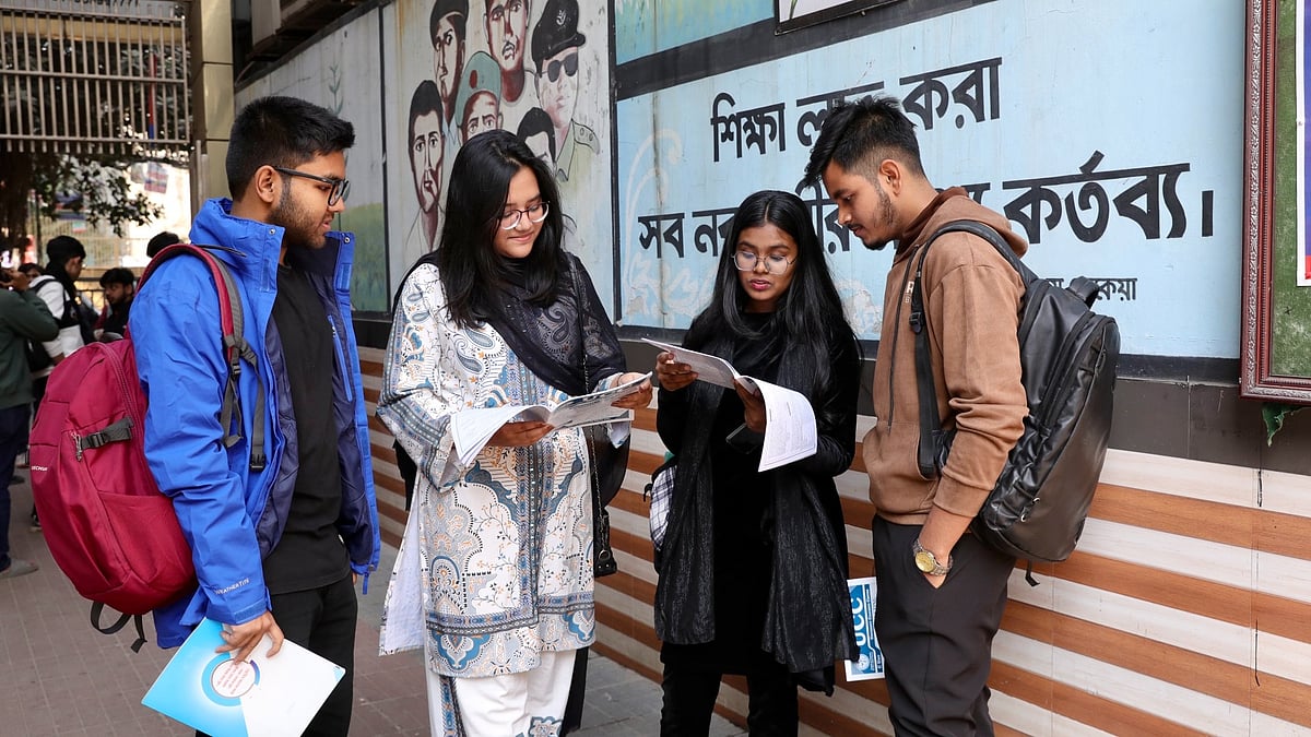 ভর্তি পরীক্ষার জন্য প্রস্তুত হচ্ছেন বহু শিক্ষার্থী
