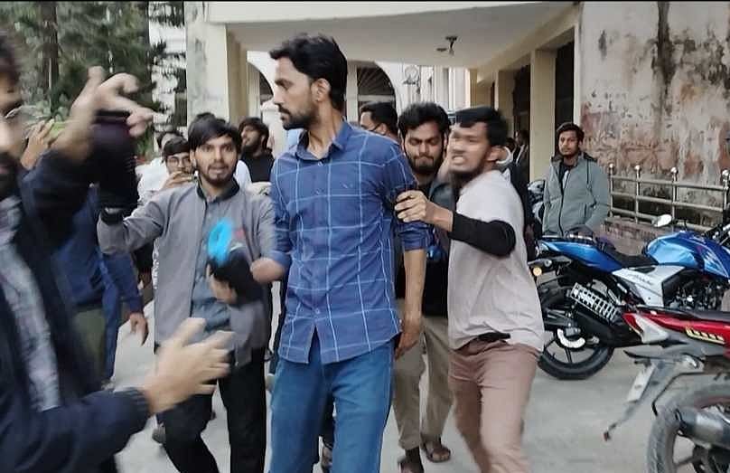 ছাত্রলীগ কর্মীকে মারধরের পর পুলিশে সোপর্দ করা হয়। রোববার বিকেলে কুমিল্লা বিশ্ববিদ্যালয় ক্যাম্পাসে