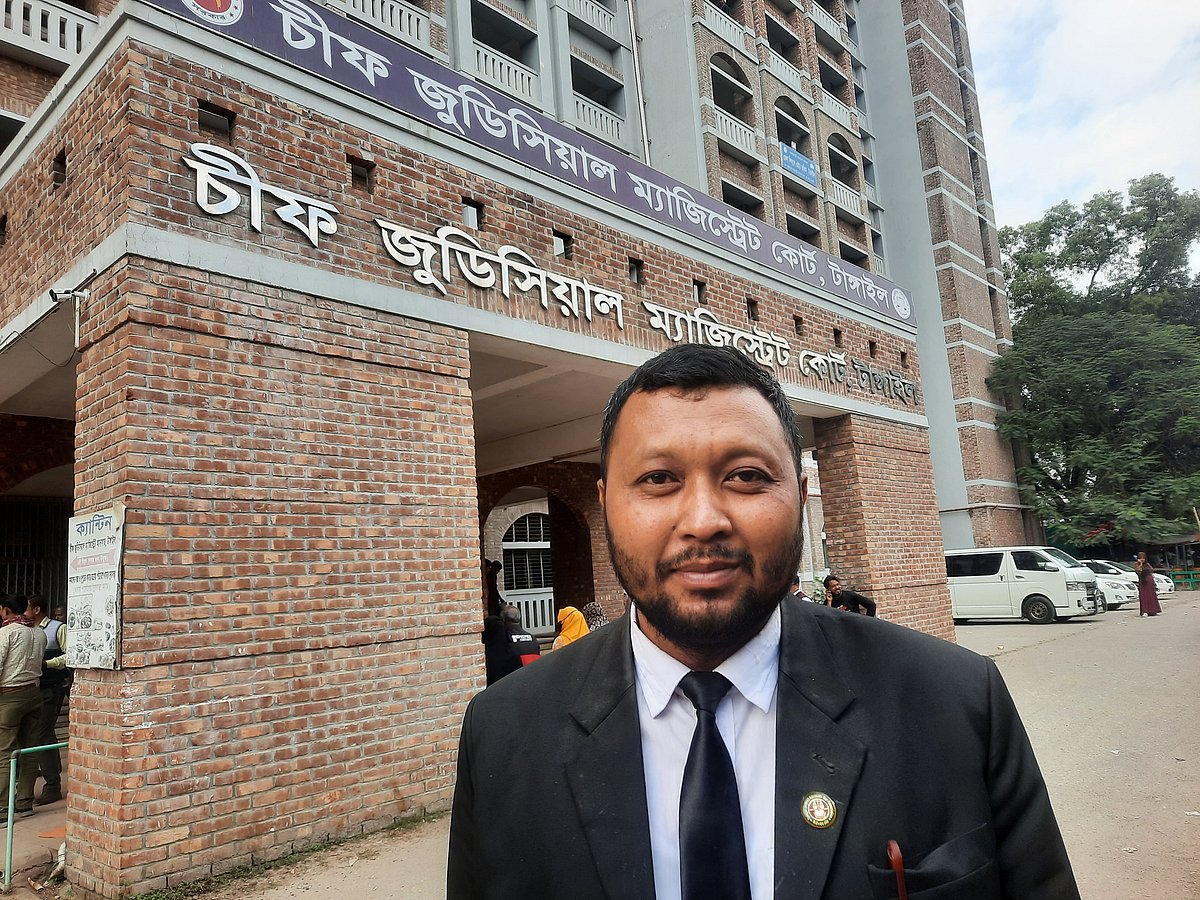 আইনজীবী জন জেত্রা। আজ রোববার টাঙ্গাইল চিফ জুডিশিয়াল ম্যাজিস্ট্রেট আদালতের সামনে