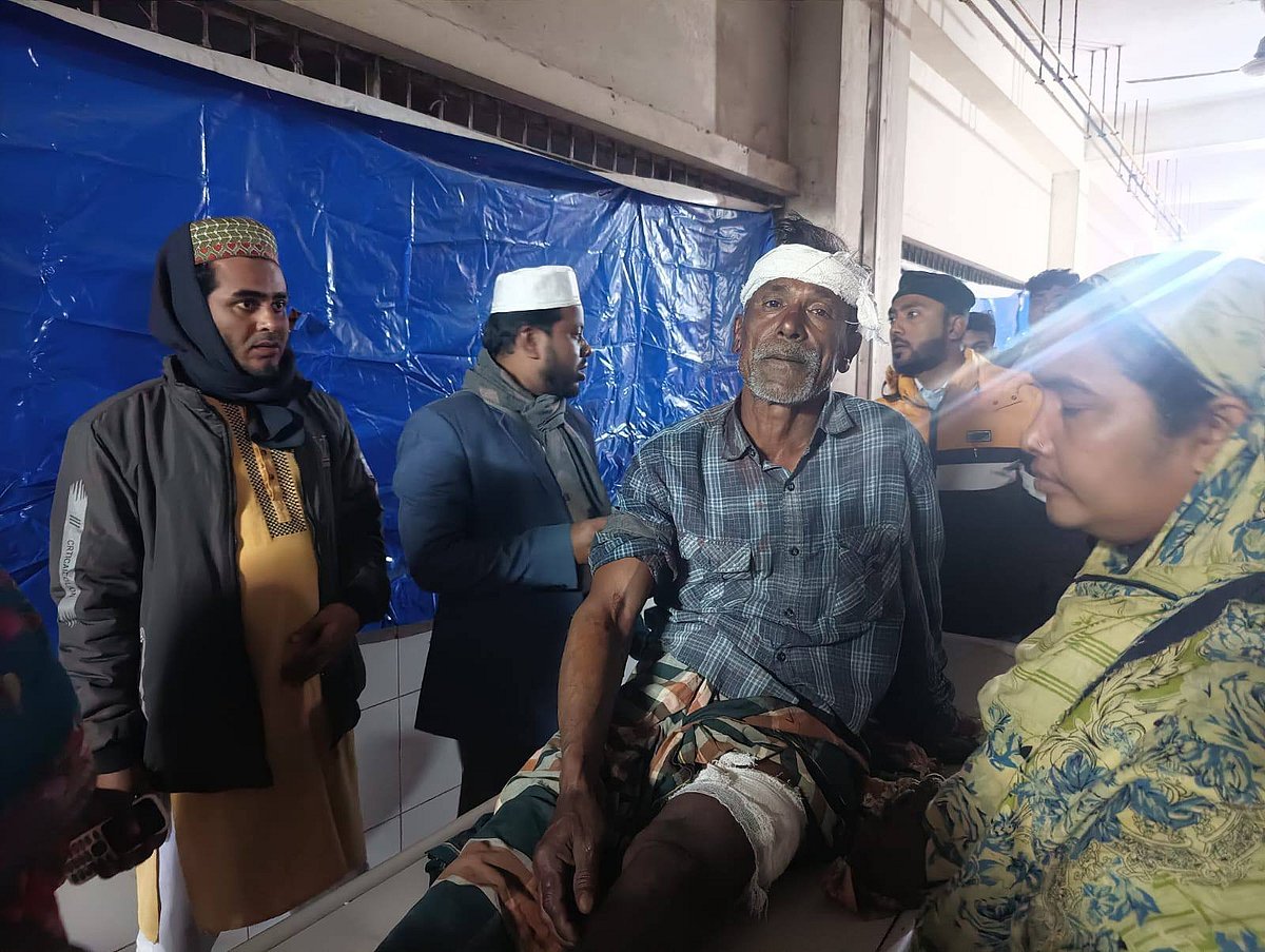 কুষ্টিয়ায় বিদ্যালয়ের অ্যাডহক কমিটি গঠনকে কেন্দ্র করে বিএনপি ও জামায়াতের সংঘর্ষে আহত ব্যক্তিদের হাসপাতালে চিকিৎসা দেওয়া হচ্ছে