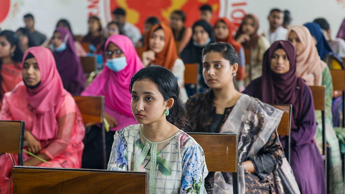 পাবলিক বিশ্ববিদ্যালয়গুলোতে স্থান করে নেওয়ার স্বপ্ন নিয়ে তৈরি হচ্ছেন অনেক শিক্ষার্থী। ছবিটি চট্টগ্রাম বিশ্ববিদ্যালয়ে তোলা