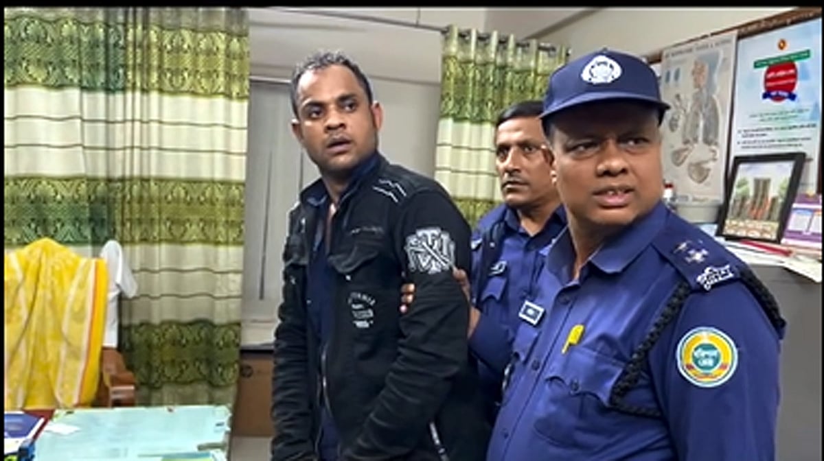 ঝালকাঠি সদর হাসপাতালের অ্যাম্বুলেন্সচালক শাহাদাৎ হোসেনকে আটক করেছে পুলিশ। আজ রোববার দুপুরে