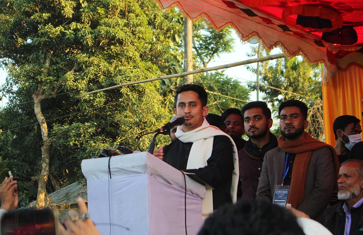 চা–শ্রমিকদের নিয়ে আয়োজিত সমাবেশে বক্তব্য দেন জাতীয় নাগরিক কমিটির মুখ্য সংগঠক সারজিস আলম। আজ রোববার মৌলভীবাজারের কমলগঞ্জের কুরমা চা–বাগানে