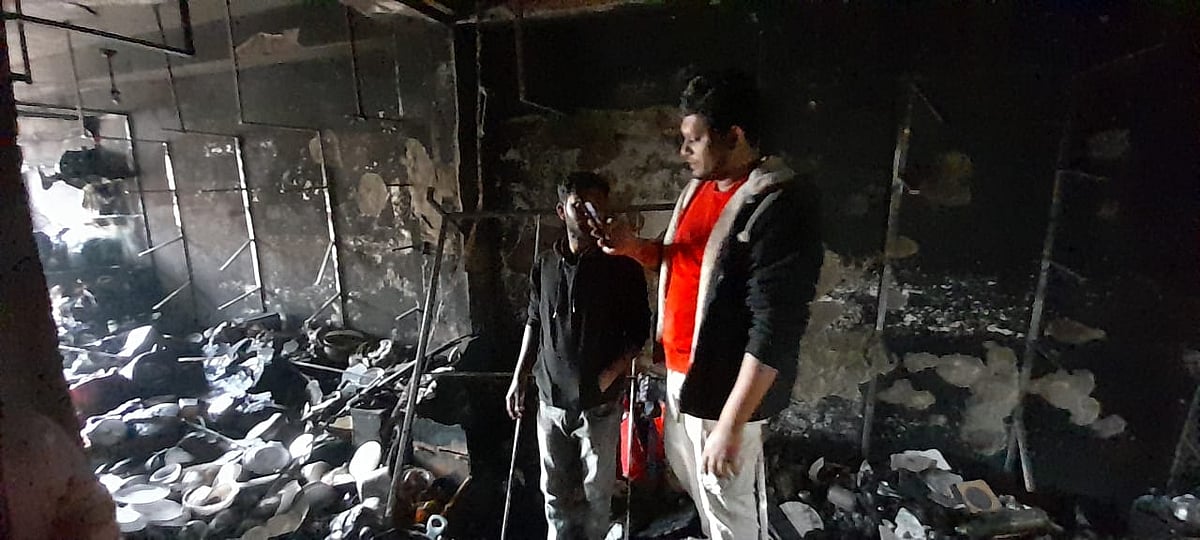 আগুনে পুড়ে যাাওয়া একটি দোকান। রক্ষা করা যায়নি কোনো মালামাল। আজ সকালে শহরের মাইজদী-সোনাপুর মহাসড়কের হকার মার্কেটে