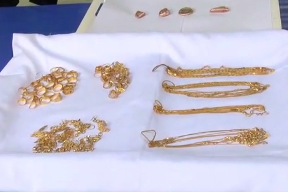 গ্রেপ্তার ব্যক্তিদের দেওয়া তথ্যের ভিত্তিতে কুমিল্লার একটি সোনার গয়নার দোকান থেকে ৫০ ভরি সোনা উদ্ধার করা হয়