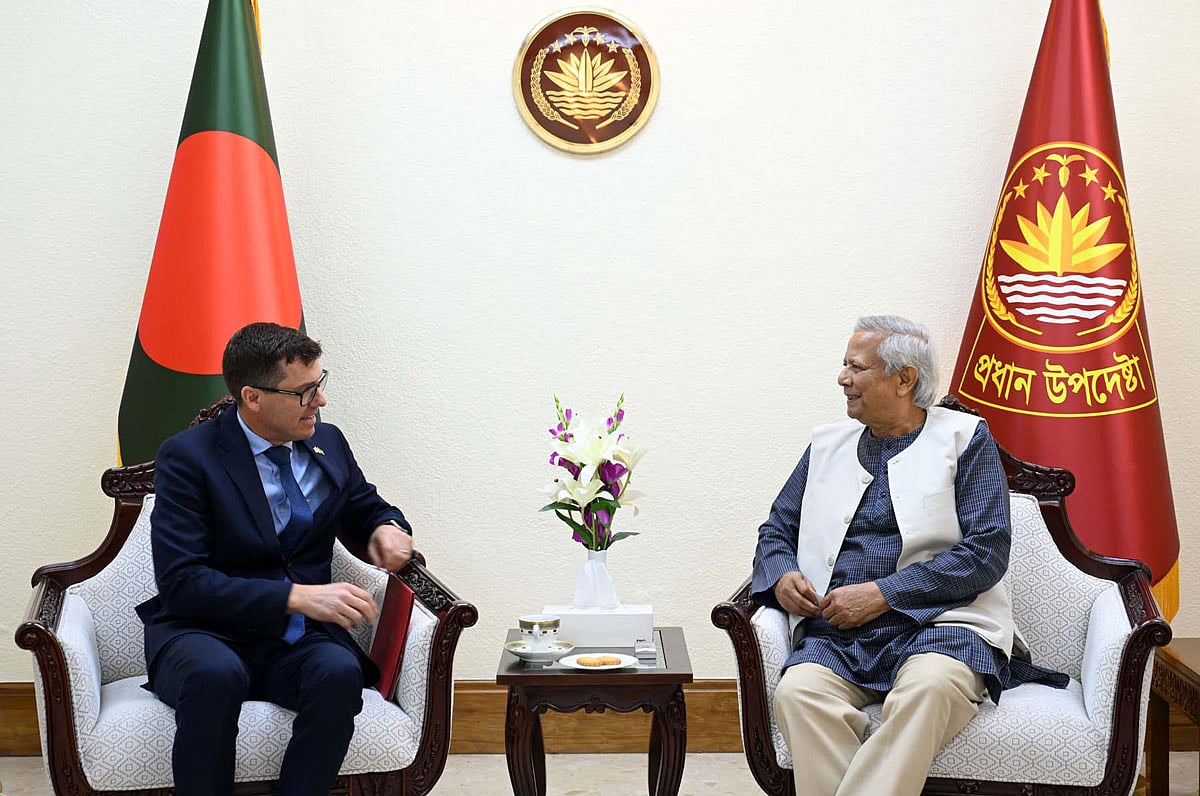 প্রধান উপদেষ্টা অধ্যাপক মুহাম্মদ ইউনূসের সঙ্গে তাঁর কার্যালয়ে সাক্ষাৎ করেন ঢাকায় নিযুক্ত নরওয়ের রাষ্ট্রদূত হ্যাকন অ্যারাল্ড গুলব্র্যান্ডসন। ঢাকা, ১২ জানুয়ারি