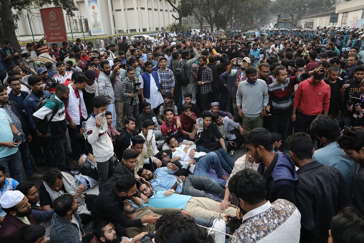 তিন দফা দাবিতে সচিবালয়ের সামনের সড়ক অবরোধ করেছেন জগন্নাথ বিশ্ববিদ্যালয়ের শিক্ষার্থীরা। ঢাকা, ১৩ জানুয়ারি