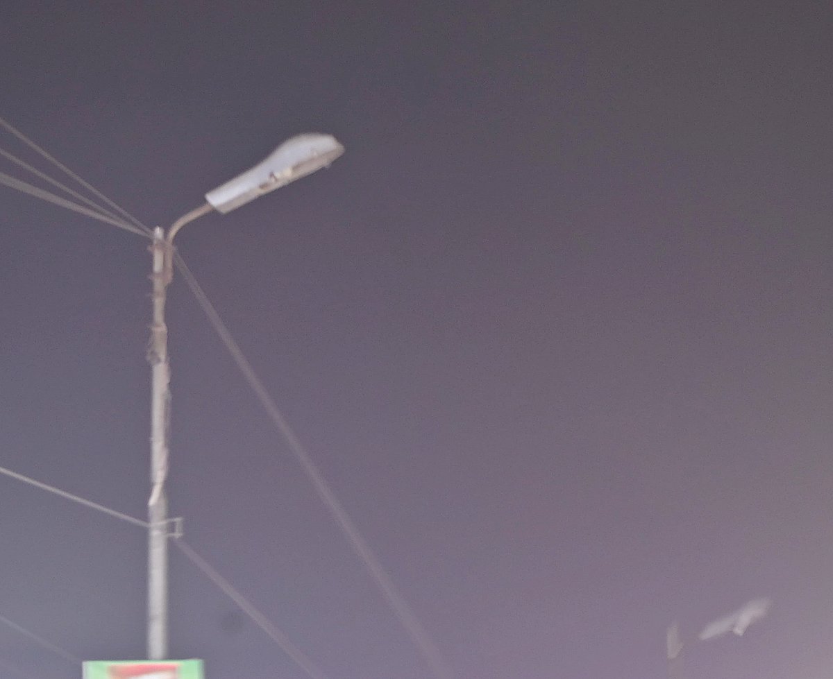 নওগাঁ পৌর শহরের লিটন সেতুর ওপর স্থাপিত ল্যাম্পপোস্টের বাতিগুলো জ্বলে না। গতকাল সন্ধ্যায়