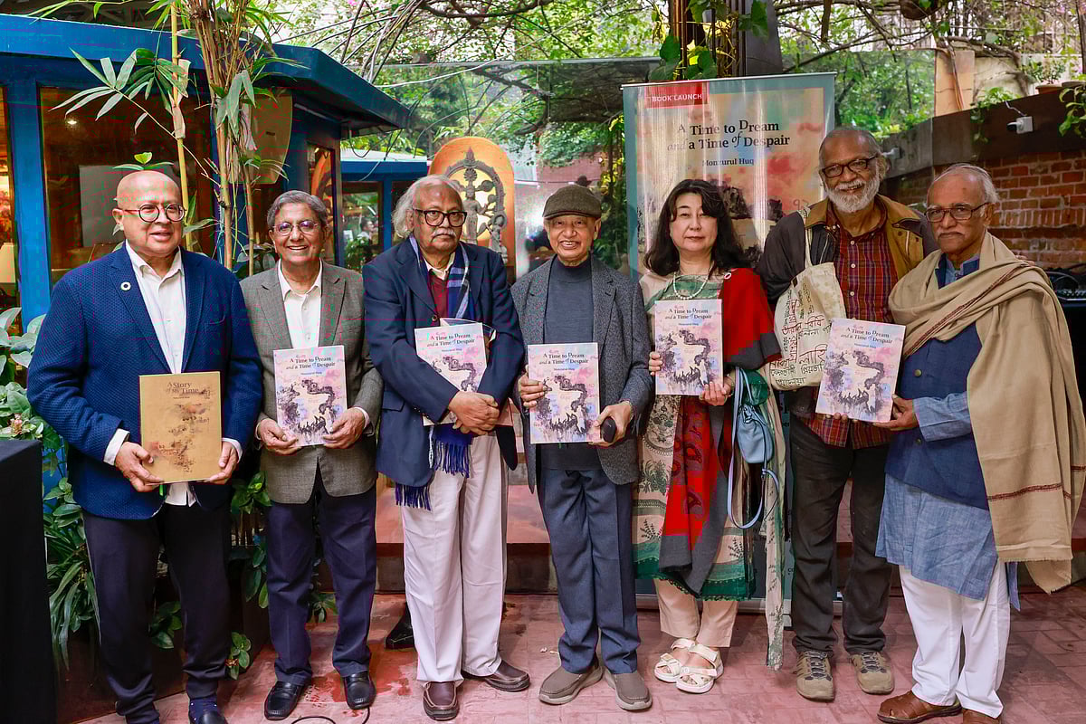 মুক্তিযুদ্ধবিষয়ক বই ‘আ টাইম টু ড্রিম অ্যান্ড আ টাইম অব ডিসপায়ার’–এর প্রকাশনা অনুষ্ঠানে (বাঁ থেকে) এনায়েত উল্লাহ খান, মতিউর রহমান, রফিকুন নবী, লেখক মঞ্জুরুল হক ও তাঁর স্ত্রী ইয়োকো কিকুচি, আফসান চৌধুরী ও মফিদুল হক। আজ সোমবার বিকেলে বারিধারার গার্ডেন গ্যালারি কসমসে