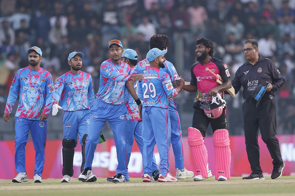 জাকের আলীর হাসি ভুল বোঝাতে পারে। তাঁর দল সিলেট নয়, জিতেছে চিটাগং কিংস। জাকের অপরাজিত ছিলেন ২৩ বলে ৪৭ রান করে