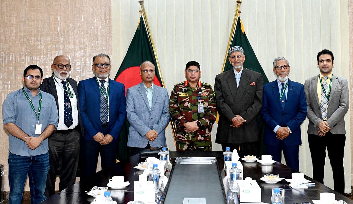 সেনাপ্রধান জেনারেল ওয়াকার-উজ-জামানের সঙ্গে সৌজন্য সাক্ষাৎ করেন পিলখানা হত্যাকাণ্ড পুনঃ তদন্তে গঠিত জাতীয় স্বাধীন তদন্ত কমিশনের সদস্যরা। ঢাকা, ১৩ জানুয়ারি