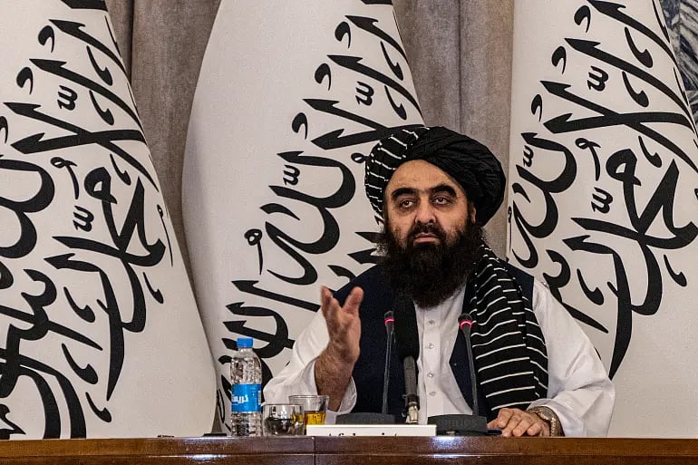 বিভিন্ন দেশের প্রতিনিধিদের সমন্বয়ে অনুষ্ঠিত এক আন্তর্জাতিক সম্মেলনে বক্তব্য দেন আফগানিস্তানের ভারপ্রাপ্ত পররাষ্ট্রমন্ত্রী আমির খান মুত্তাকি। কাবুল, আফগানিস্তান, ২৯ জানুয়ারি ২০২৪