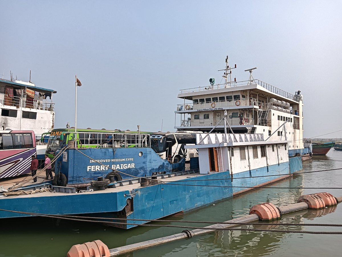 দৌলতদিয়া-পাটুরিয়া নৌপথে ‘বাইগার’ নামক এই ফেরি থেকে গত সোমবার পদ্মা নদীতে লাফ দিয়ে এক নারী যাত্রী নিখোঁজ হন। সম্প্রতি তোলা