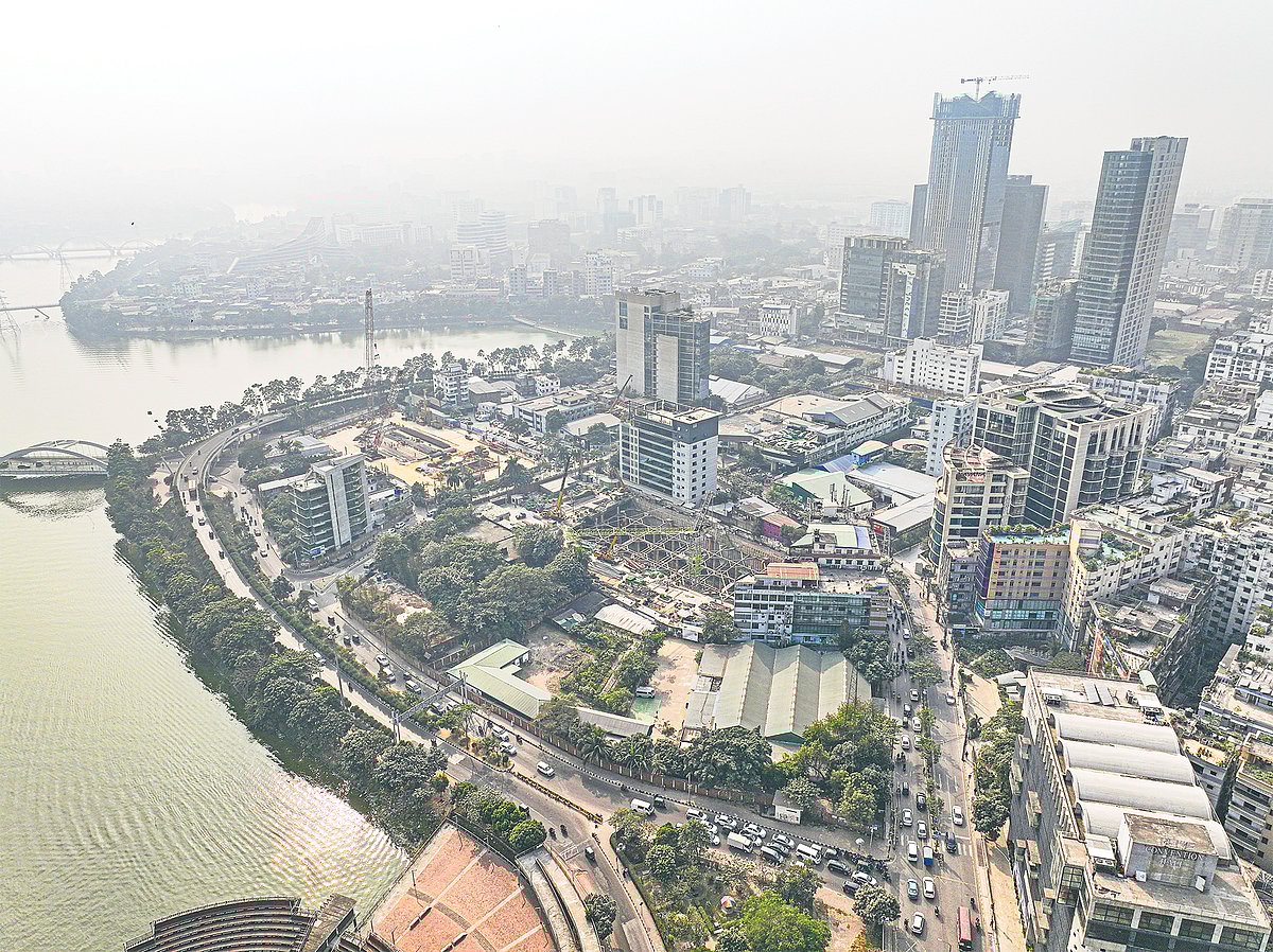 ঢাকায় আকাশচুম্বী ভবনের সংখ্যা বাড়ছে। উঁচু ভবনের অধিকাংশই নির্মিত হচ্ছে তেজগাঁও শিল্পাঞ্চল এলাকায়। বর্তমানে দেশের দ্বিতীয় সর্বোচ্চ উঁচু ভবন পিনাকেলের নির্মানকাজ প্রায় শেষের দিকে। গত বৃহস্পতিবার হাতিরঝিল থেকে ছবিটি তুলেছেন জাহিদুল করিম
