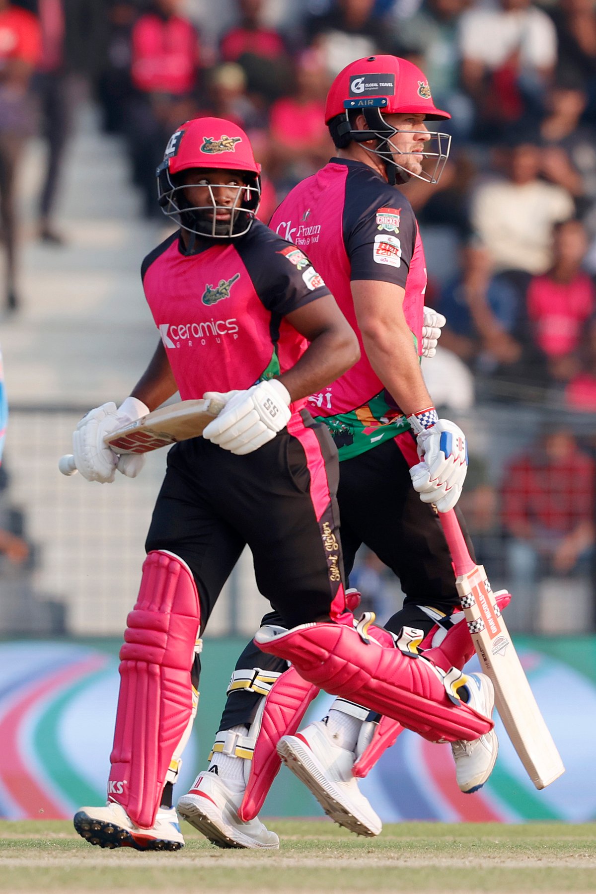 জুটিতে ৩১ বলে ২২ রান করেছেন সিলেট স্ট্রাইকার্সের অ্যারন জোন্স (বাঁয়ে) ও জর্জ মানসি