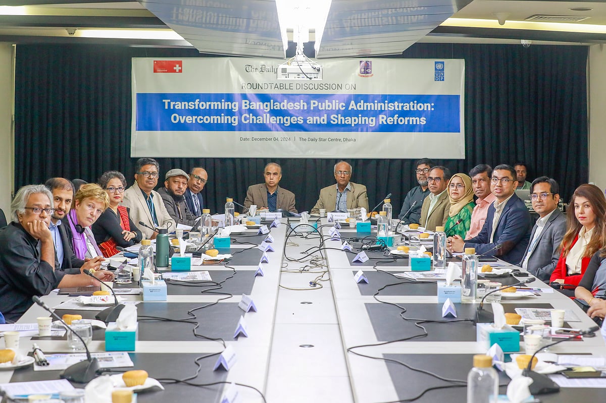 ৪ ডিসেম্বর ২০২৪ দ্য ডেইলি স্টার কার্যালয়ে অনুষ্ঠিত ‘ট্রান্সফর্মিং বাংলাদেশ পাবলিক অ্যাডমিনিস্ট্রেশন: ওভারকামিং চ্যালেঞ্জ অ্যান্ড শেপিং রিফর্মস’ শীর্ষক গোলটেবিল বৈঠকে অংশগ্রহণকারীরা