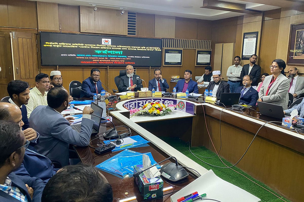 ‘ভোটার নিবন্ধন প্রক্রিয়ার চ্যালেঞ্জ এবং চ্যালেঞ্জ উত্তরণের উপায়’ শীর্ষক দিনব্যাপী কর্মশালায় প্রধান অতিথির বক্তব্য দেন নির্বাচন কমিশনার মো. আনোয়ারুল ইসলাম সরকার। সোমবার দুপুরে নারায়ণগঞ্জ জেলা প্রশাসকের সম্মেলন কক্ষে