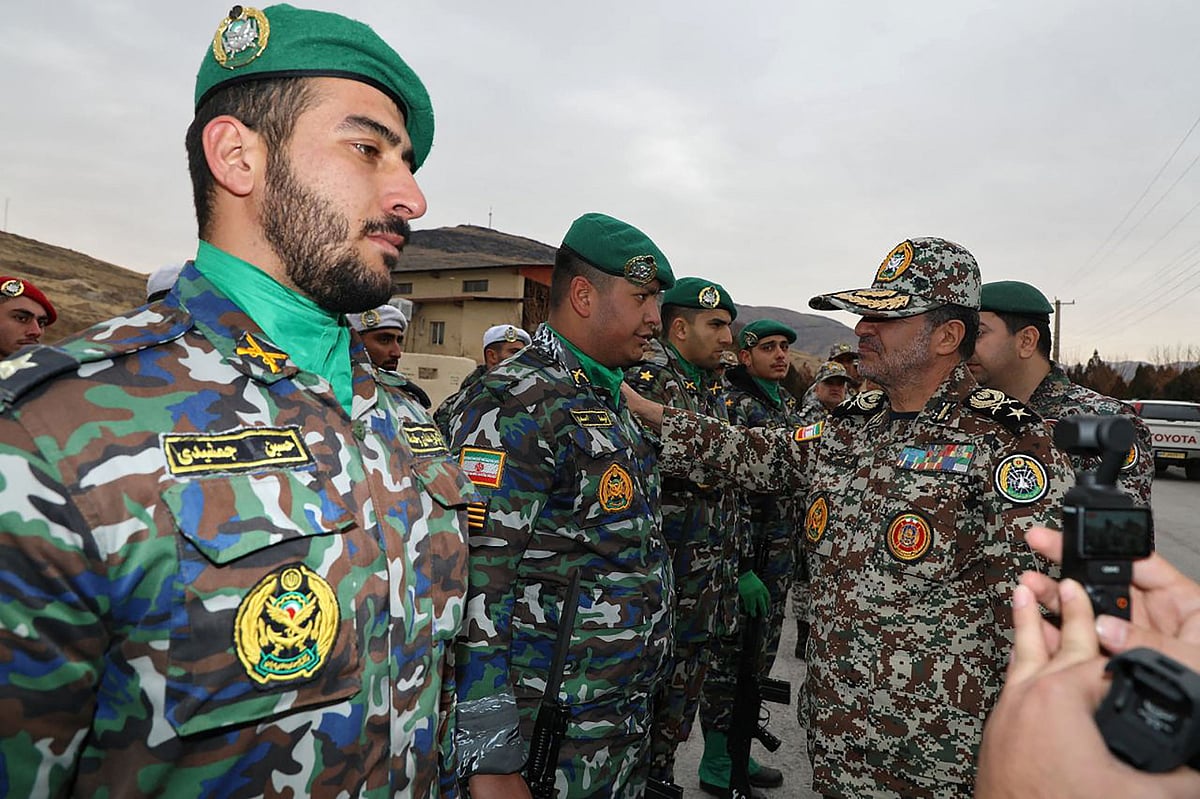 একটি অজ্ঞাত স্থানে সামরিক মহড়ায় ইরানের সেনারা। পারমাণবিক স্থাপনার নিরাপত্তা নিশ্চিতের লক্ষ্যে ইরান সম্প্রতি সামরিক মহড়ার জোরদার করেছে, সংবাদমাধ্যমে এমন খবর প্রকাশের পর ছবিটি প্রকাশ করেছে দেশটির সামরিক দপ্তর। ১২ জানুয়ারি ২০২৫