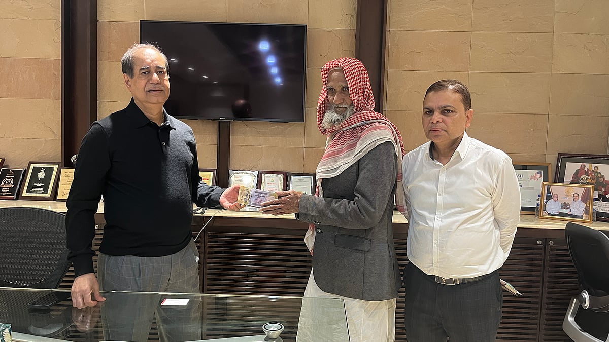 ইদ্রিস মোল্লার হাতে এক লাখ টাকা তুলে দেন কোহিনূর কেমিক্যালের ব্যবস্থাপনা পরিচালক রেজাউল করিম। গতকাল রোববার বিকেলে ঢাকার তেজগাঁওয়ে প্রতিষ্ঠানটির প্রধান কার্যালয়ে