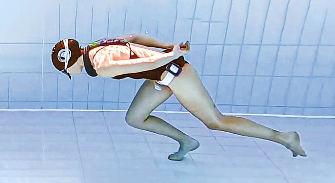 সুইমিংপুলের পানির নিচে হাঁটছেন অ্যাম্বার বোরক