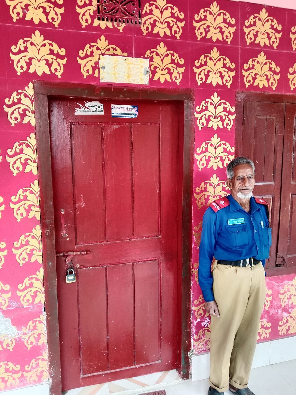 লক্ষ্মীপুর সদর উপজেলার চন্দ্রগঞ্জ ইউনিয়ন পরিষদ কার্যালয়ে তালা ঝুলছে। আজ বেলা দুইটার দিকে ইউপি কার্যালয়ে