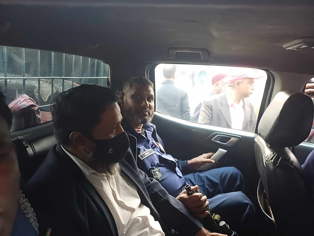 কুমিল্লা বিশ্ববিদ্যালয়ের ডেপুটি রেজিস্ট্রার মোহাম্মদ জাকির হোসেনকে নিয়ে যাচ্ছে পুলিশ। আজ সোমবার বিকেলে