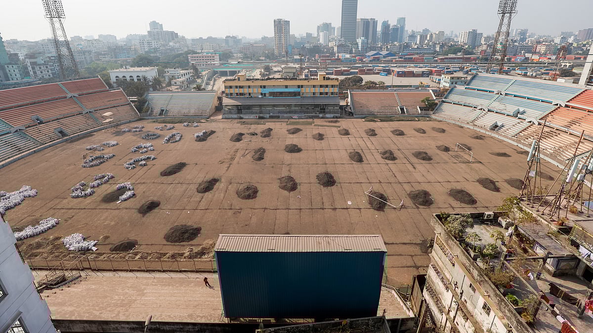 কমলাপুর বীরশ্রেষ্ঠ শহীদ সিপাহি মোস্তফা কামাল স্টেডিয়ামে চলছে টার্ফ বসানোর কাজ।