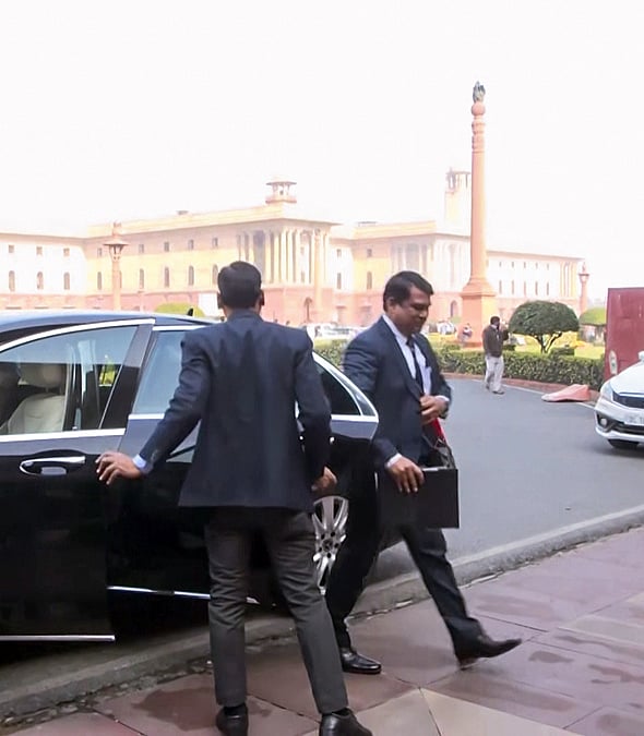 ভারতের নয়াদিল্লিতে নিযুক্ত বাংলাদেশের ডেপুটি হাইকমিশনার নুরাল ইসলামসহ আরেক কর্মকর্তা সাউথ ব্লক থেকে বের হয়ে গাড়িতে উঠছেন। আজ ১৩ জানুয়ারি