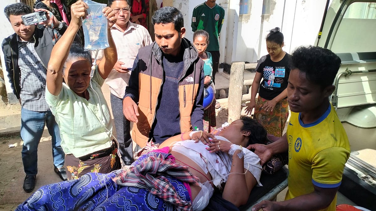 গুলিবিদ্ধ উমেপ্রু মারমাকে হাসপাতালে নেওয়া হচ্ছে। । আজ দুপুর ১২টায় সদর হাসপাতালে। মংহাইসিং মারমা।